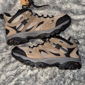 Hi-Tec Men's Beige and Black Trail Shoes size 11